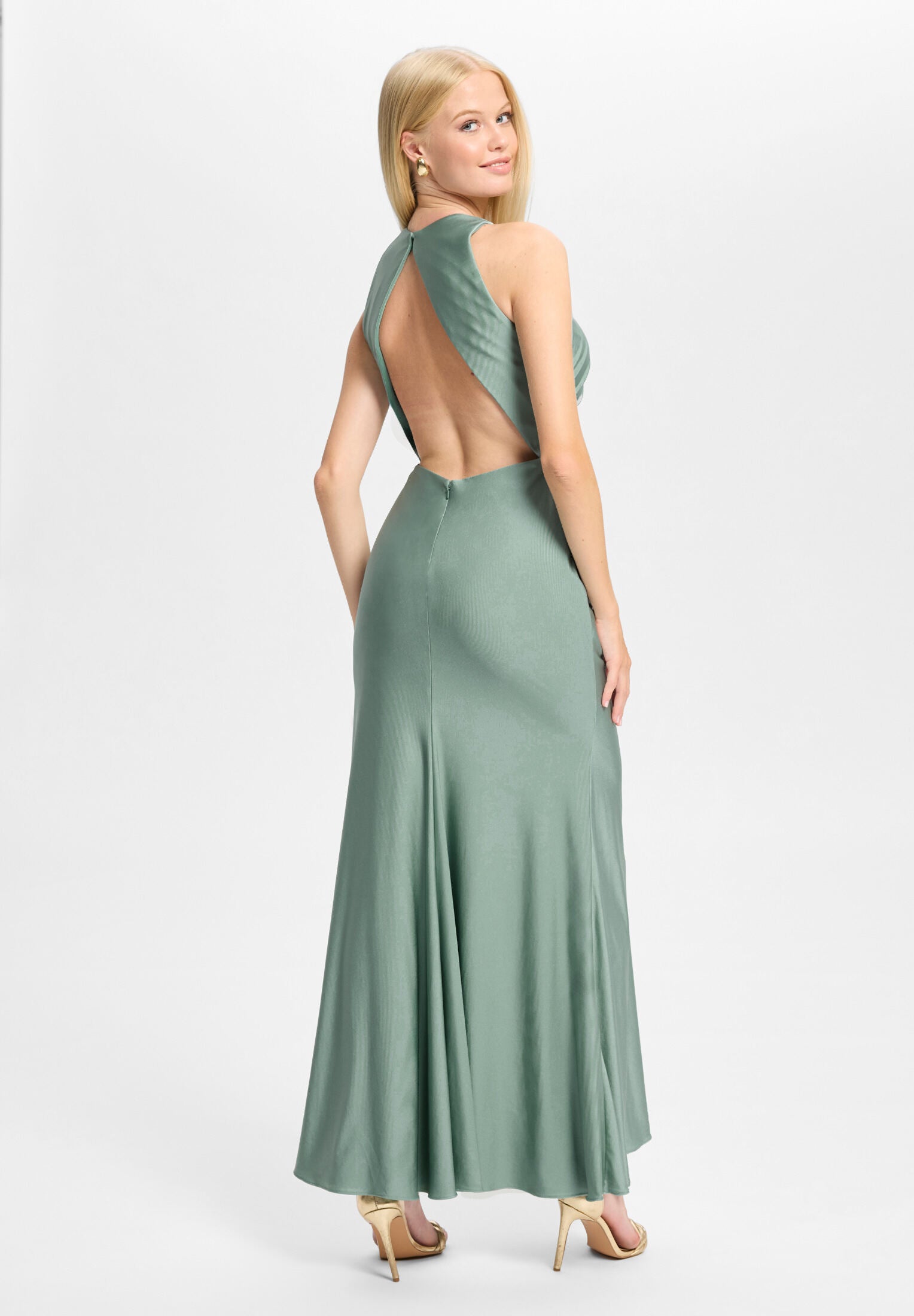 Hochgeschlossenes Abendkleid mit Beinschlitz