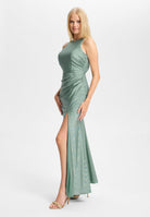 Hochgeschlossenes Abendkleid mit Beinschlitz