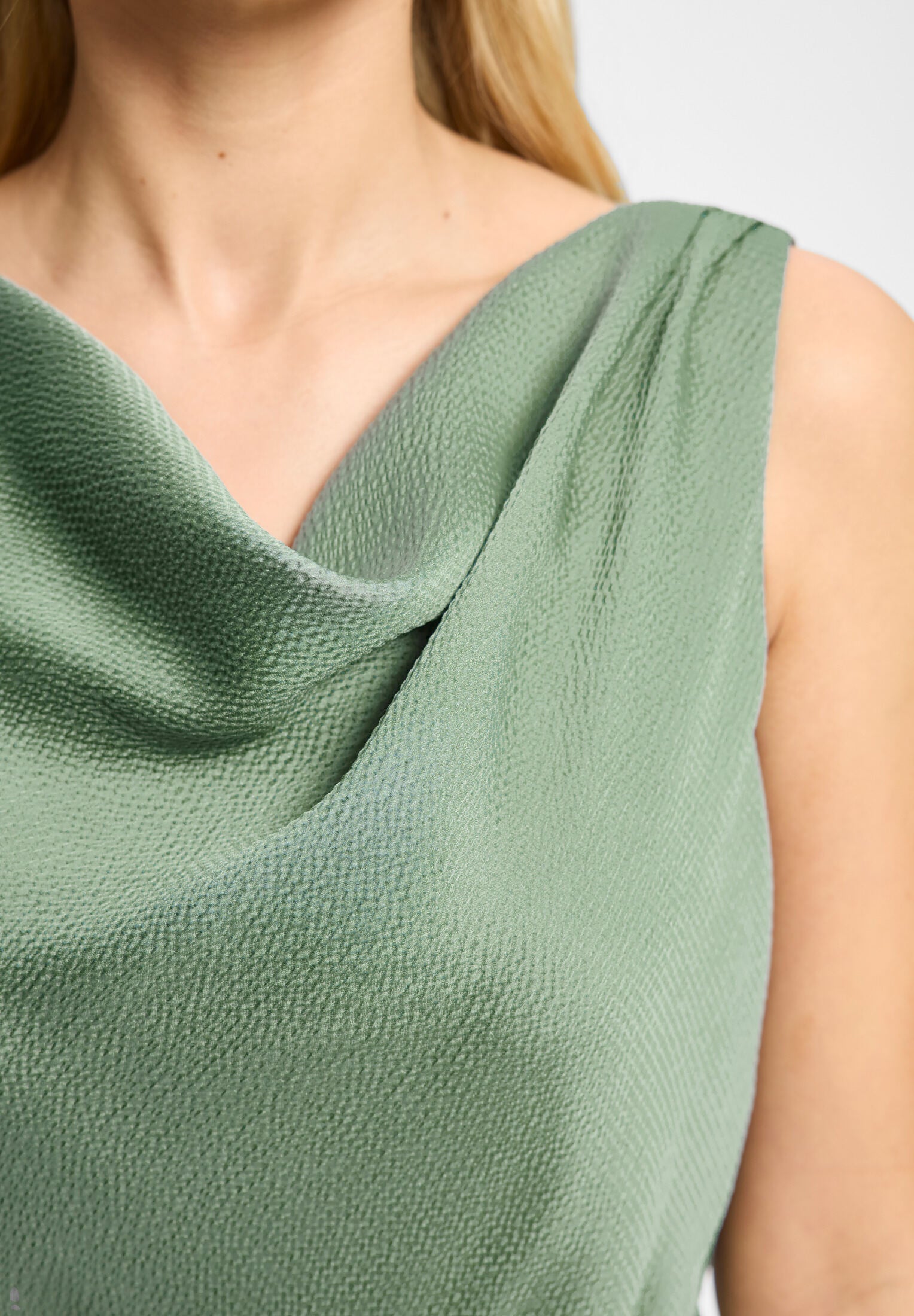 Cocktailkleid aus Satin mit Wasserfall Ausschnitt