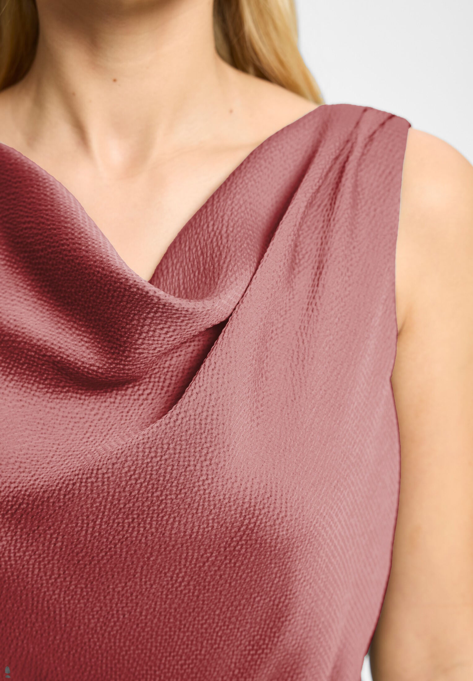 Cocktailkleid aus Satin mit Wasserfall Ausschnitt