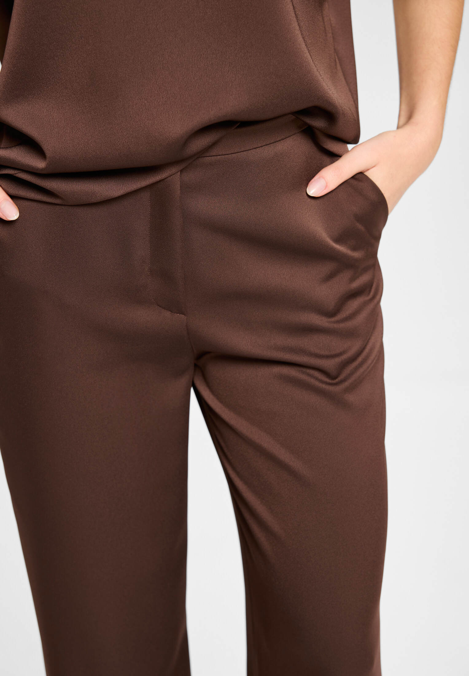 Hose aus Satin mit geradem Bein