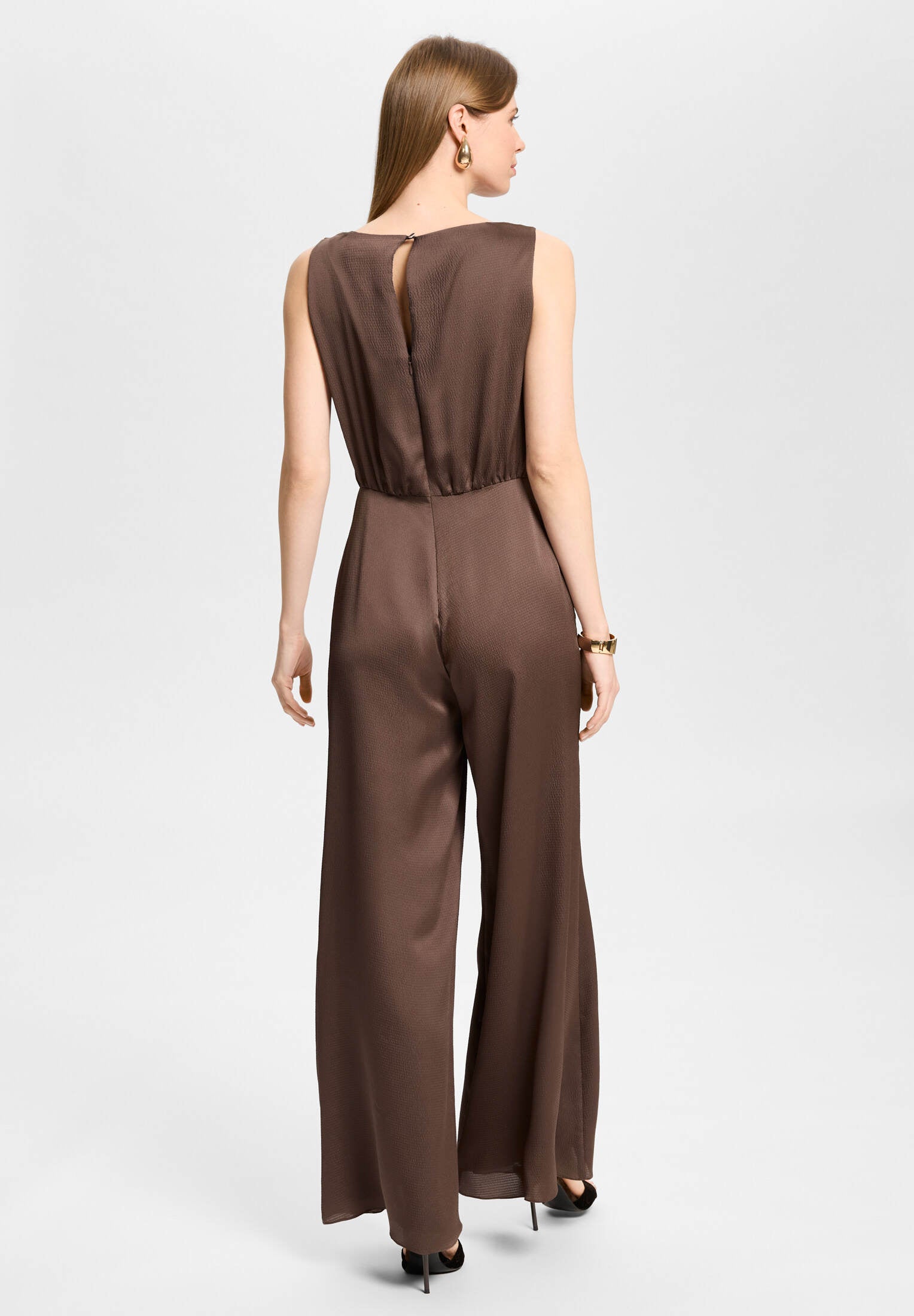 Jumpsuit aus Satin mit Wasserfallausschnitt
