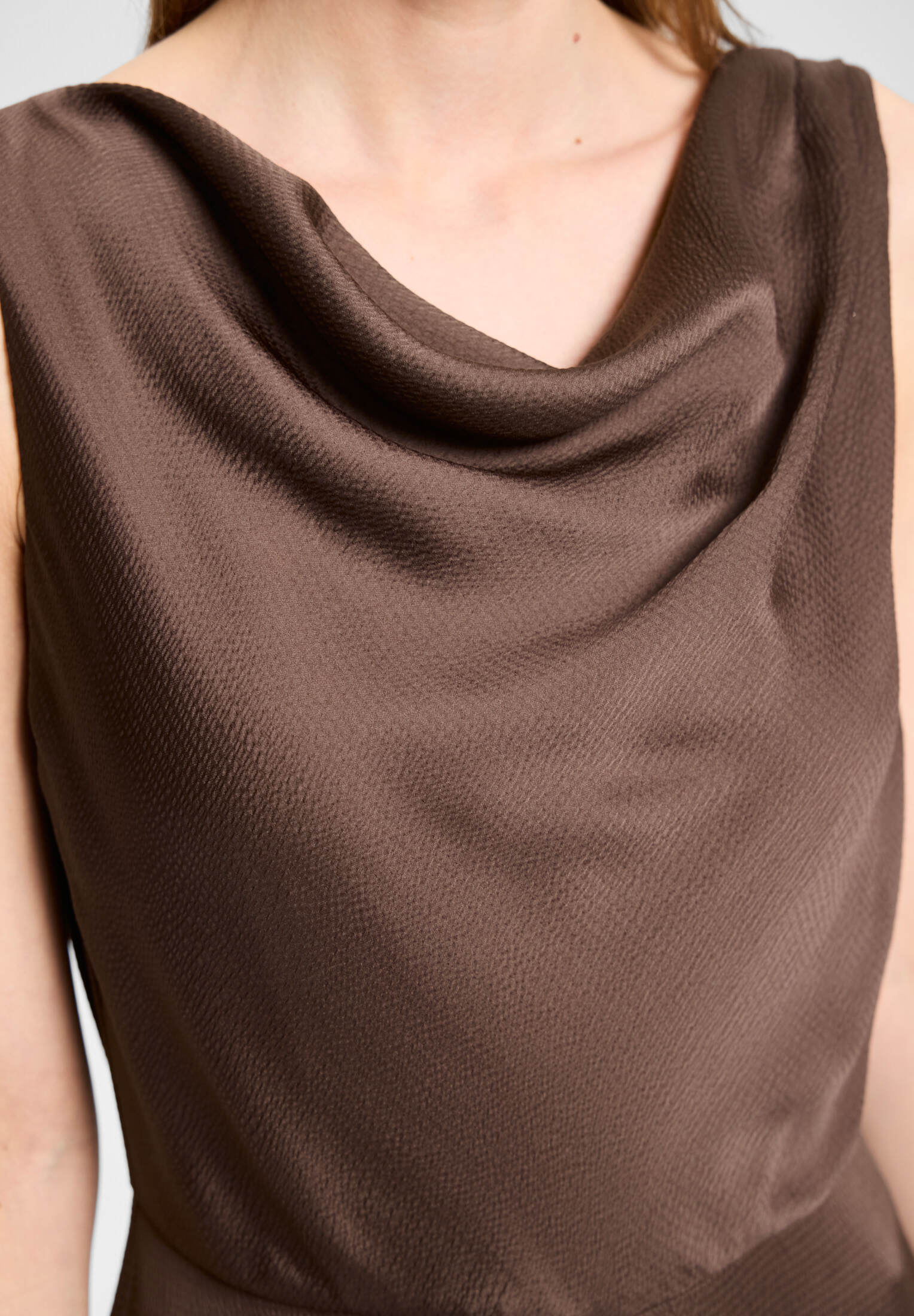 Jumpsuit aus Satin mit Wasserfallausschnitt