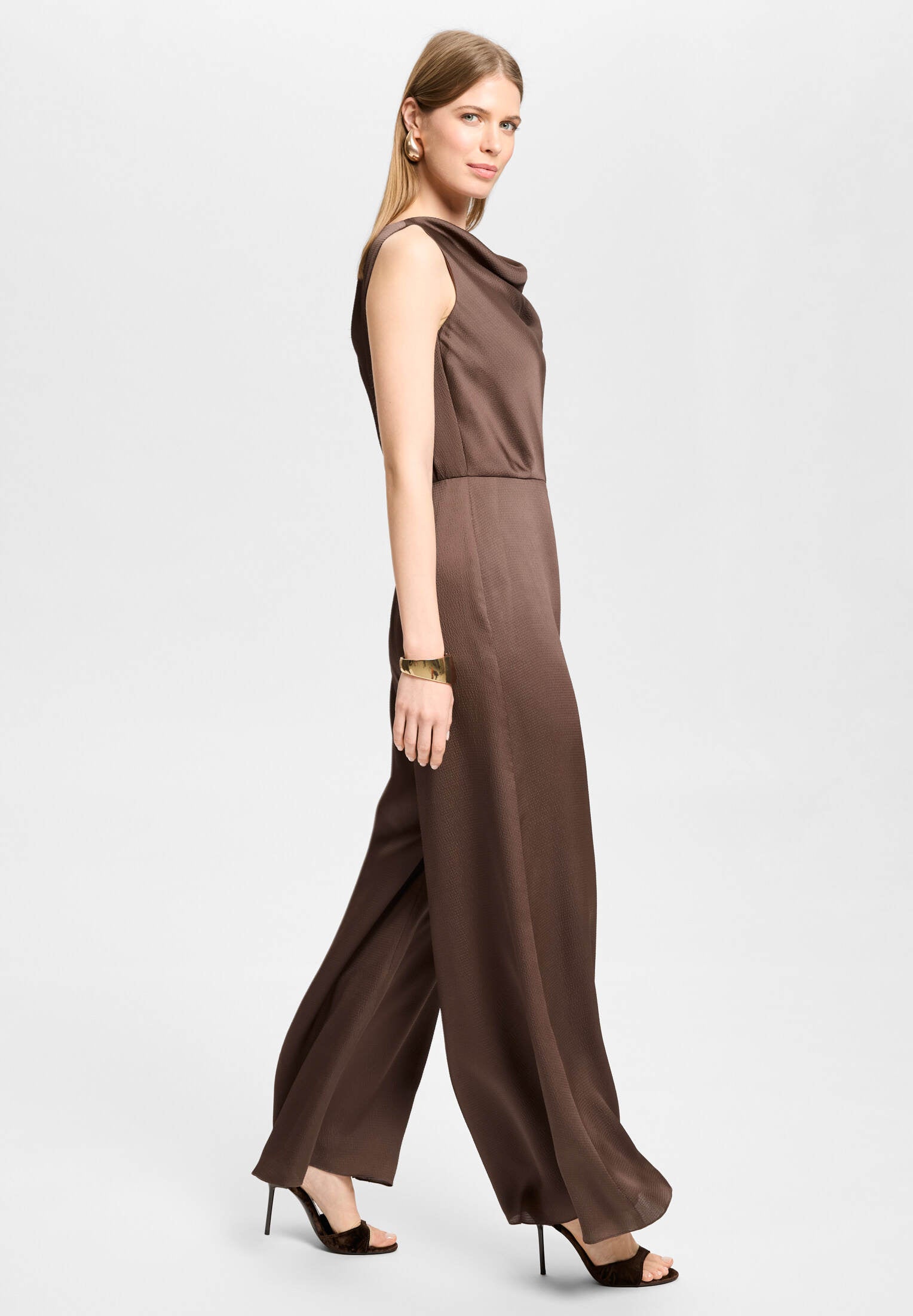 Jumpsuit aus Satin mit Wasserfallausschnitt