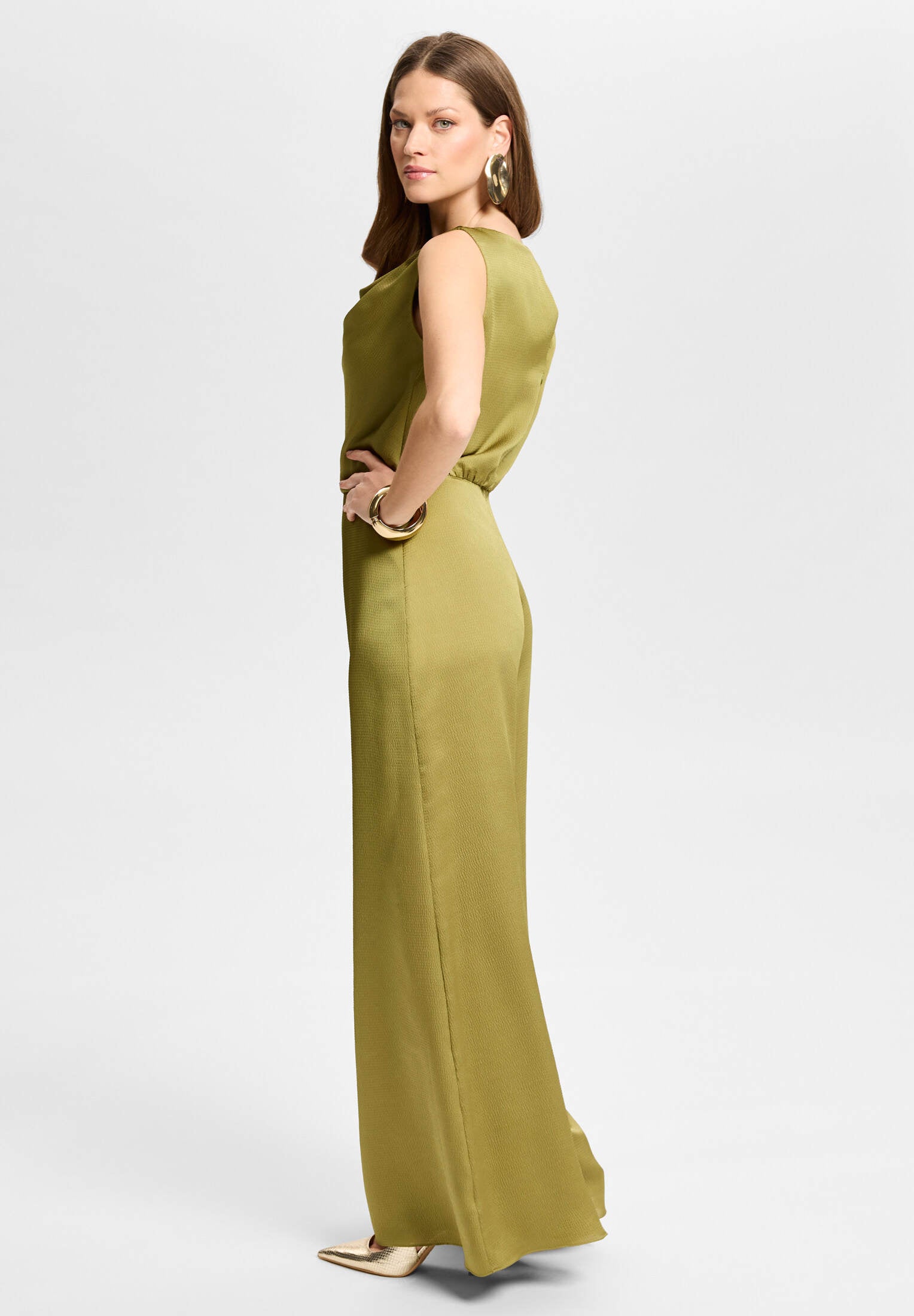 Jumpsuit aus Satin mit Wasserfallausschnitt