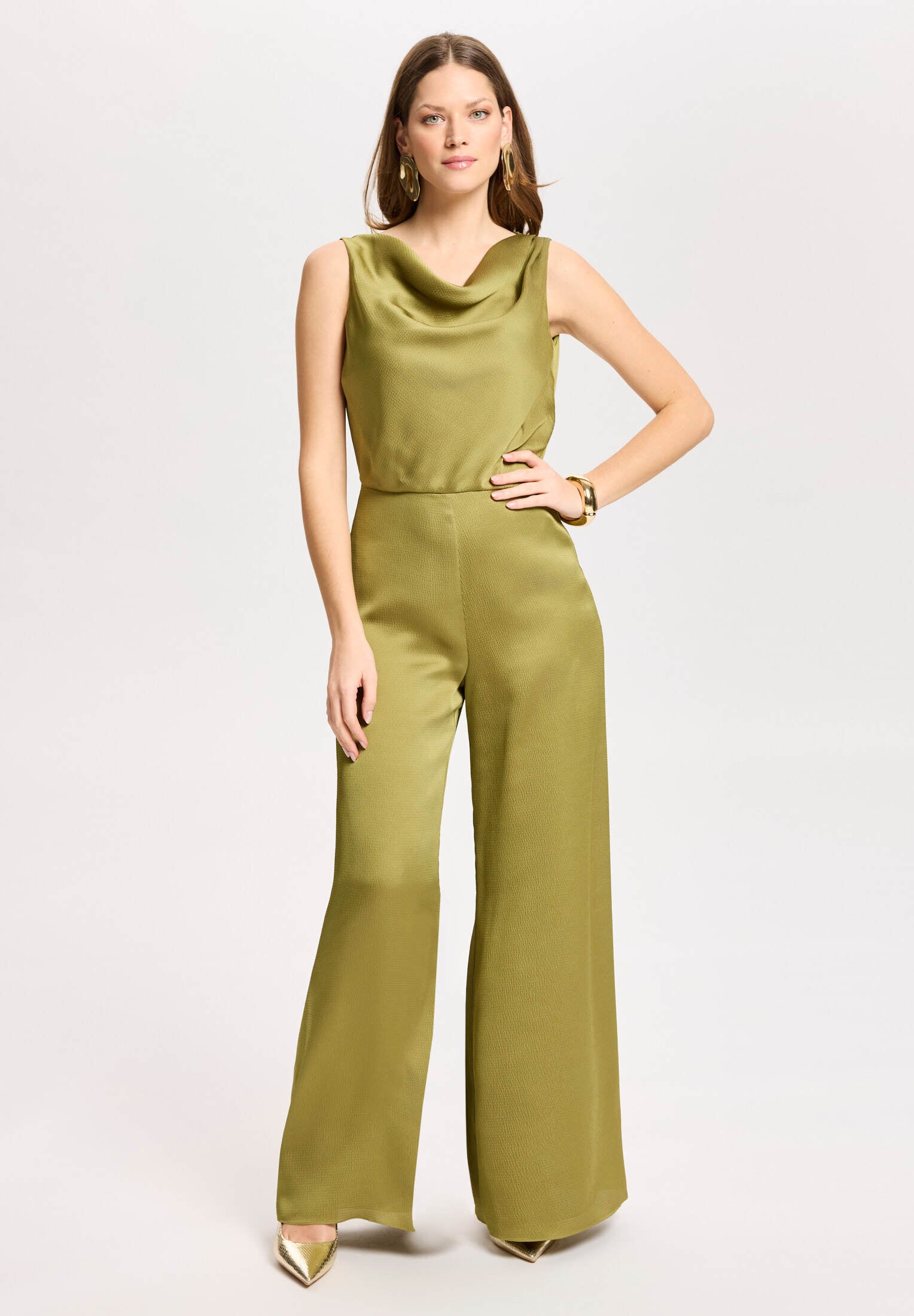 Jumpsuit aus Satin mit Wasserfallausschnitt amber green