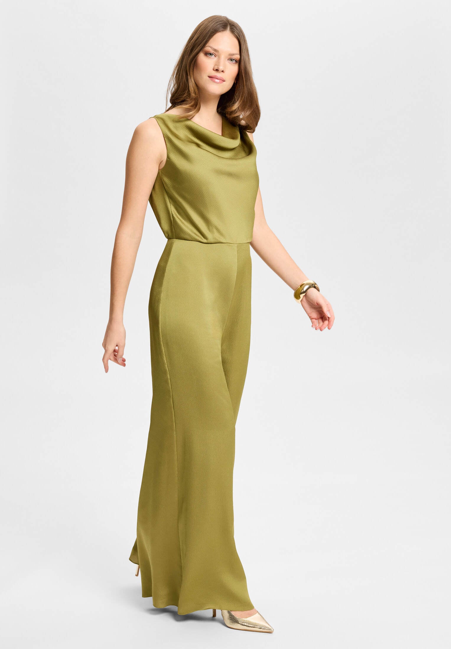 Jumpsuit aus Satin mit Wasserfallausschnitt