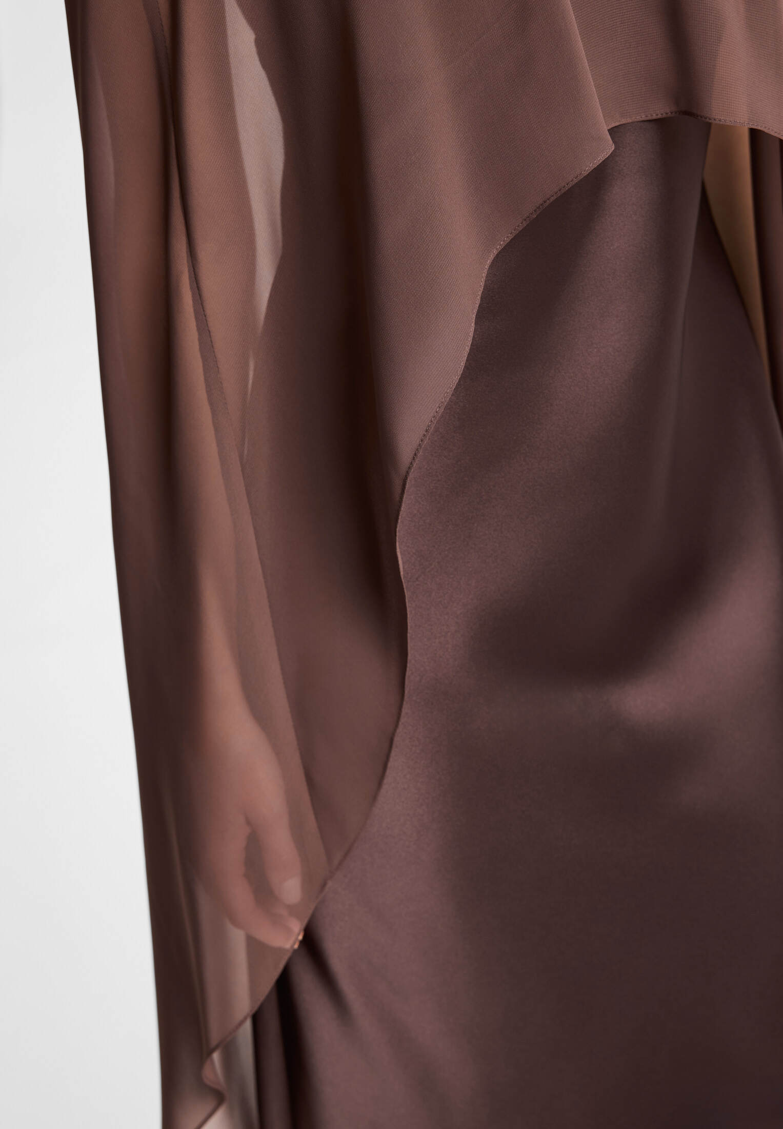 Abendkleid aus Satin mit abnehmbarem Chiffon Cape