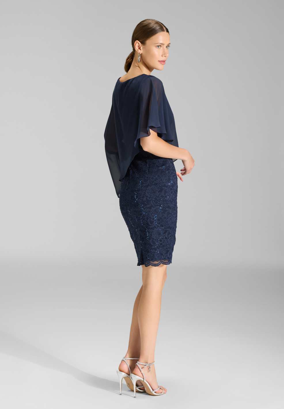 Pailletten-Kleid mit asymmetrischem Chiffon-Überwurf