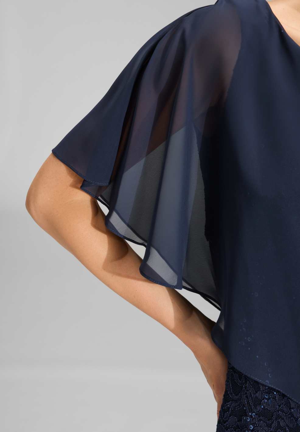 Pailletten-Kleid mit asymmetrischem Chiffon-Überwurf