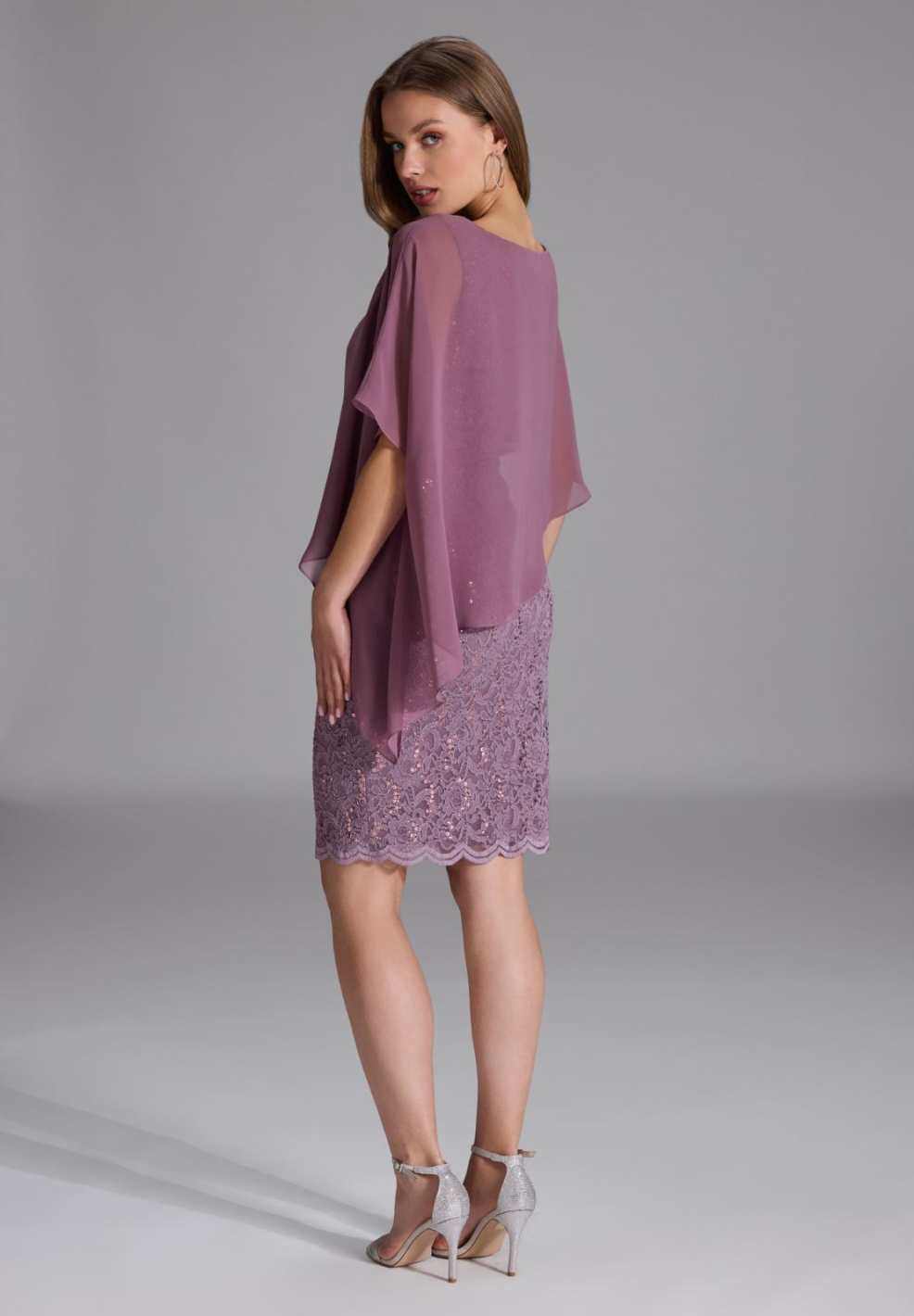 Pailletten-Kleid mit asymmetrischem Chiffon-Überwurf