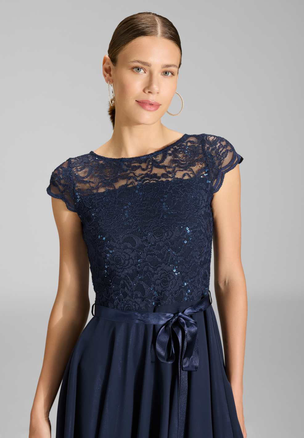 Kleid mit paillettenbesetztem Spitzenoberteil