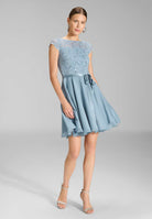 Kleid mit paillettenbesetztem Spitzenoberteil
