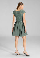 Kleid mit paillettenbesetztem Spitzenoberteil