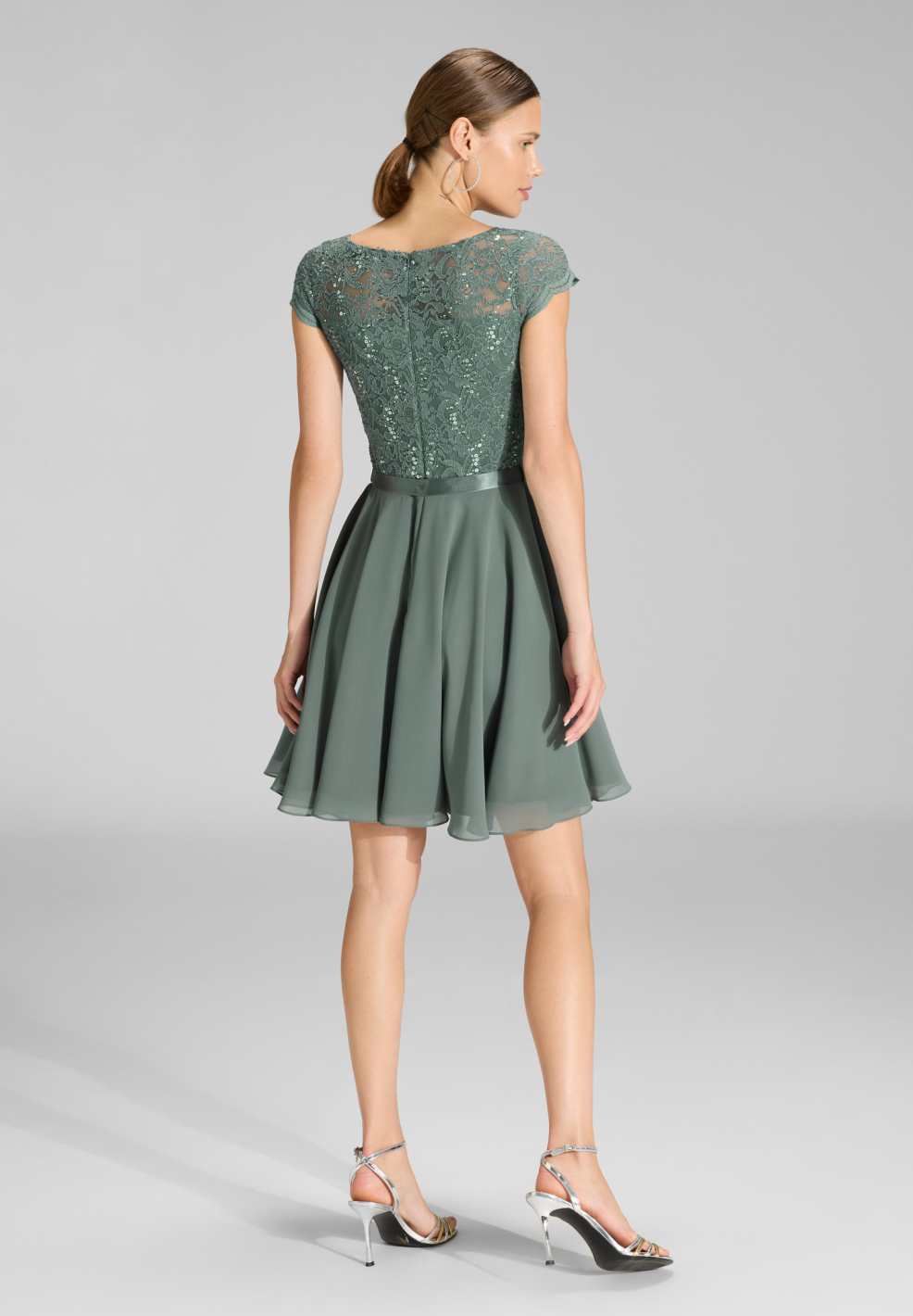 Kleid mit paillettenbesetztem Spitzenoberteil