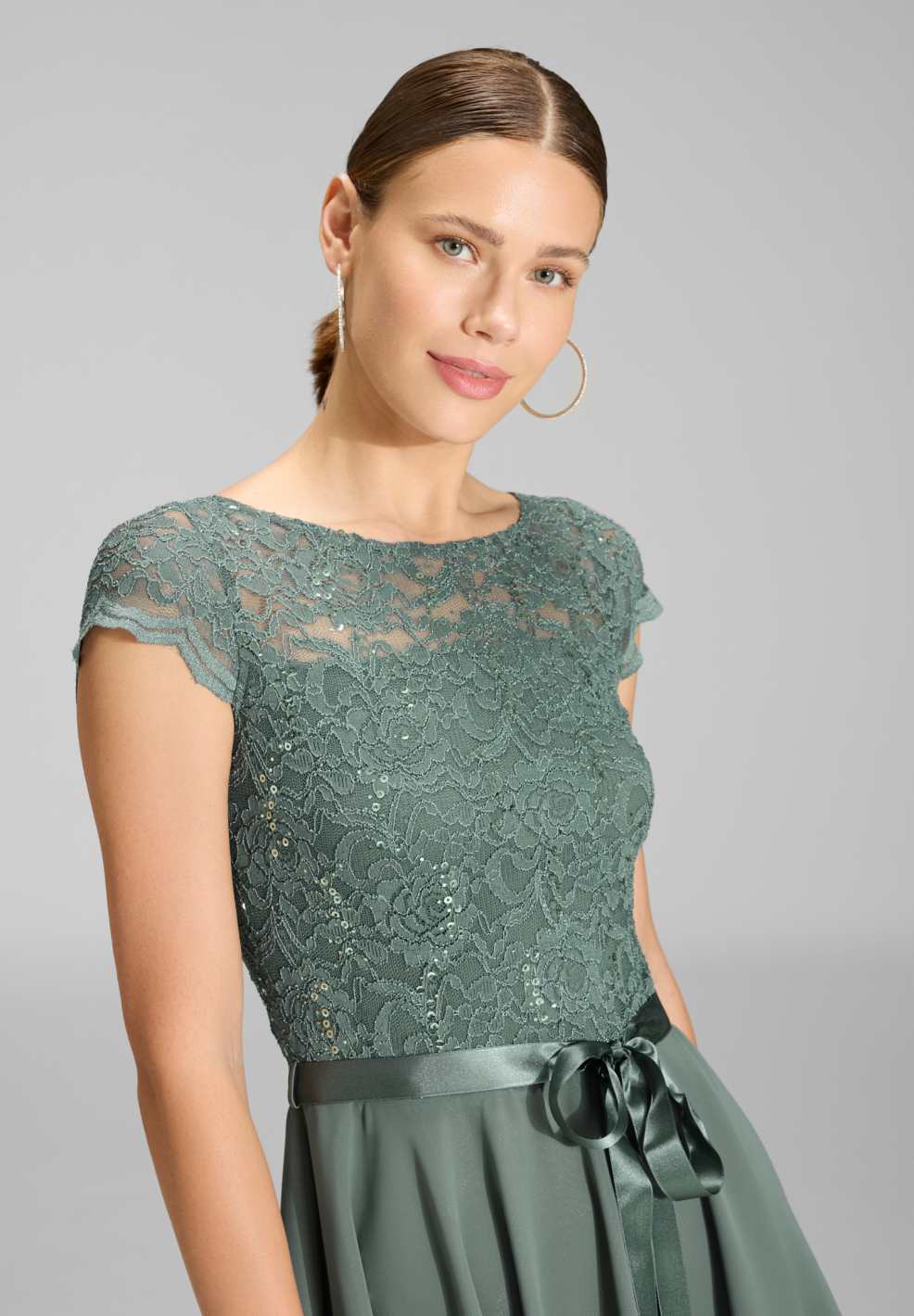 Kleid mit paillettenbesetztem Spitzenoberteil