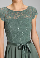 Kleid mit paillettenbesetztem Spitzenoberteil