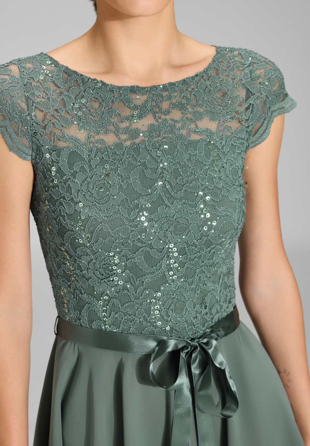 Kleid mit paillettenbesetztem Spitzenoberteil