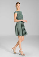Kleid mit paillettenbesetztem Spitzenoberteil
