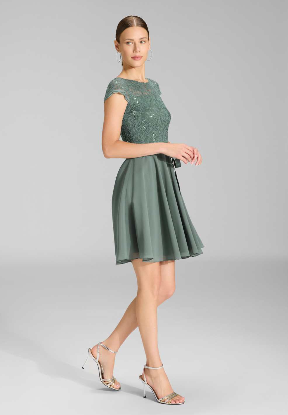 Kleid mit paillettenbesetztem Spitzenoberteil