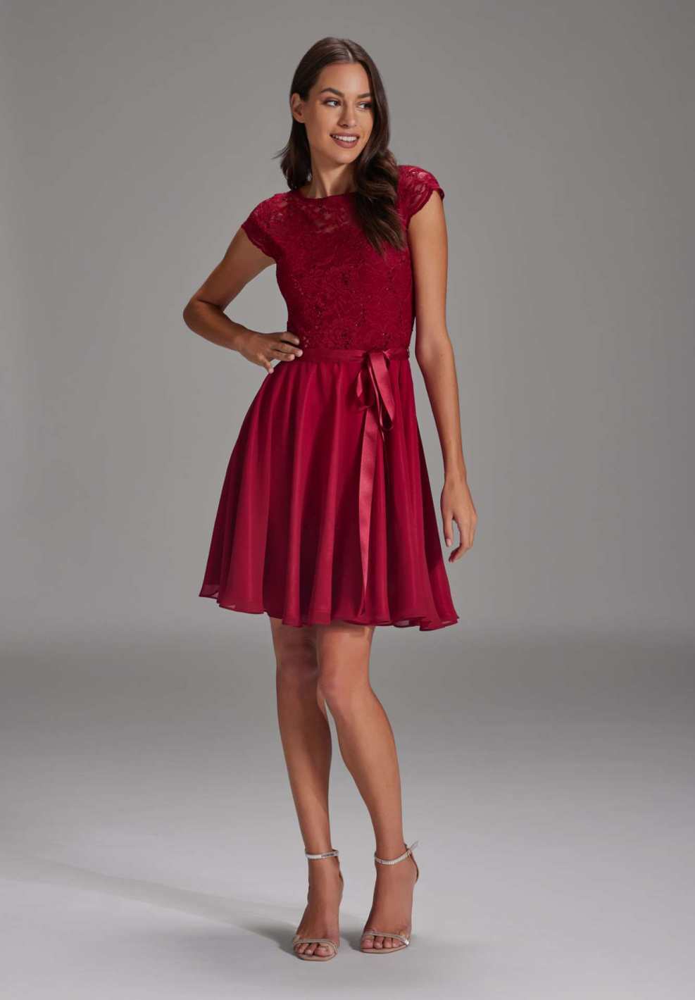 Kleid mit paillettenbesetztem Spitzenoberteil rio red