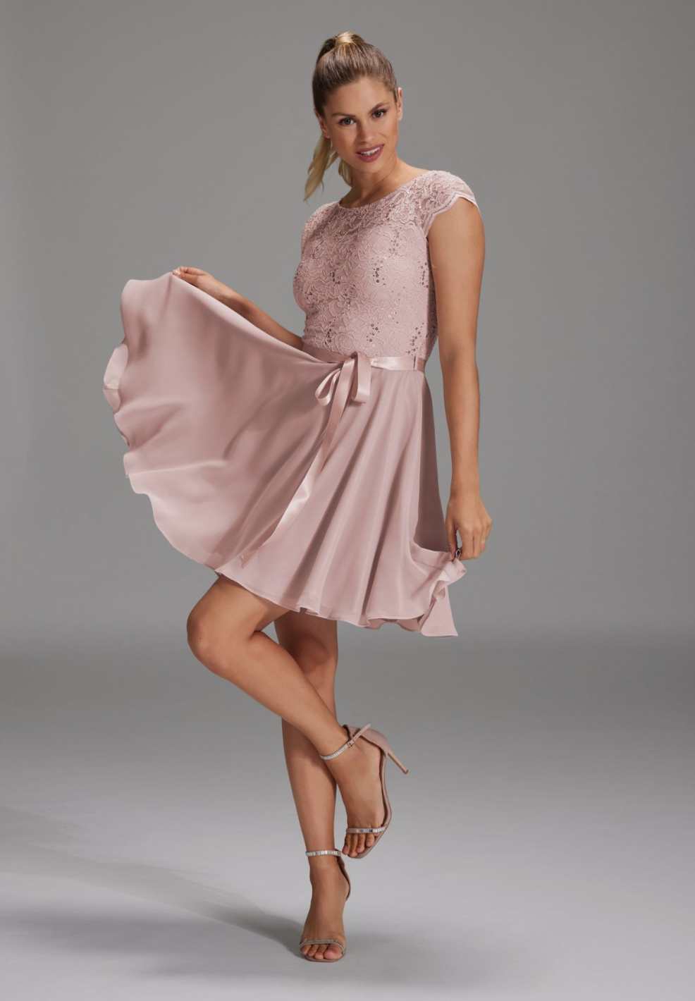 Kleid mit paillettenbesetztem Spitzenoberteil