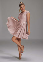 Kleid mit paillettenbesetztem Spitzenoberteil