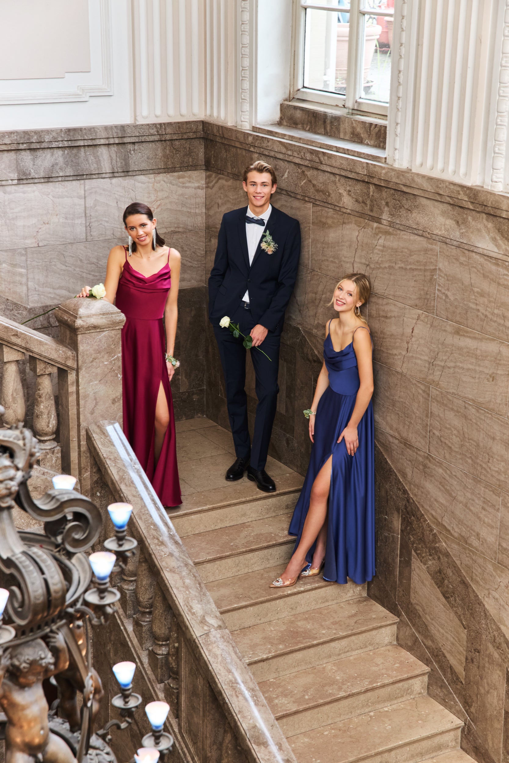 Abendkleid aus nachhaltigem Satin mit Wasserfall-Ausschnitt und Beinschlitz