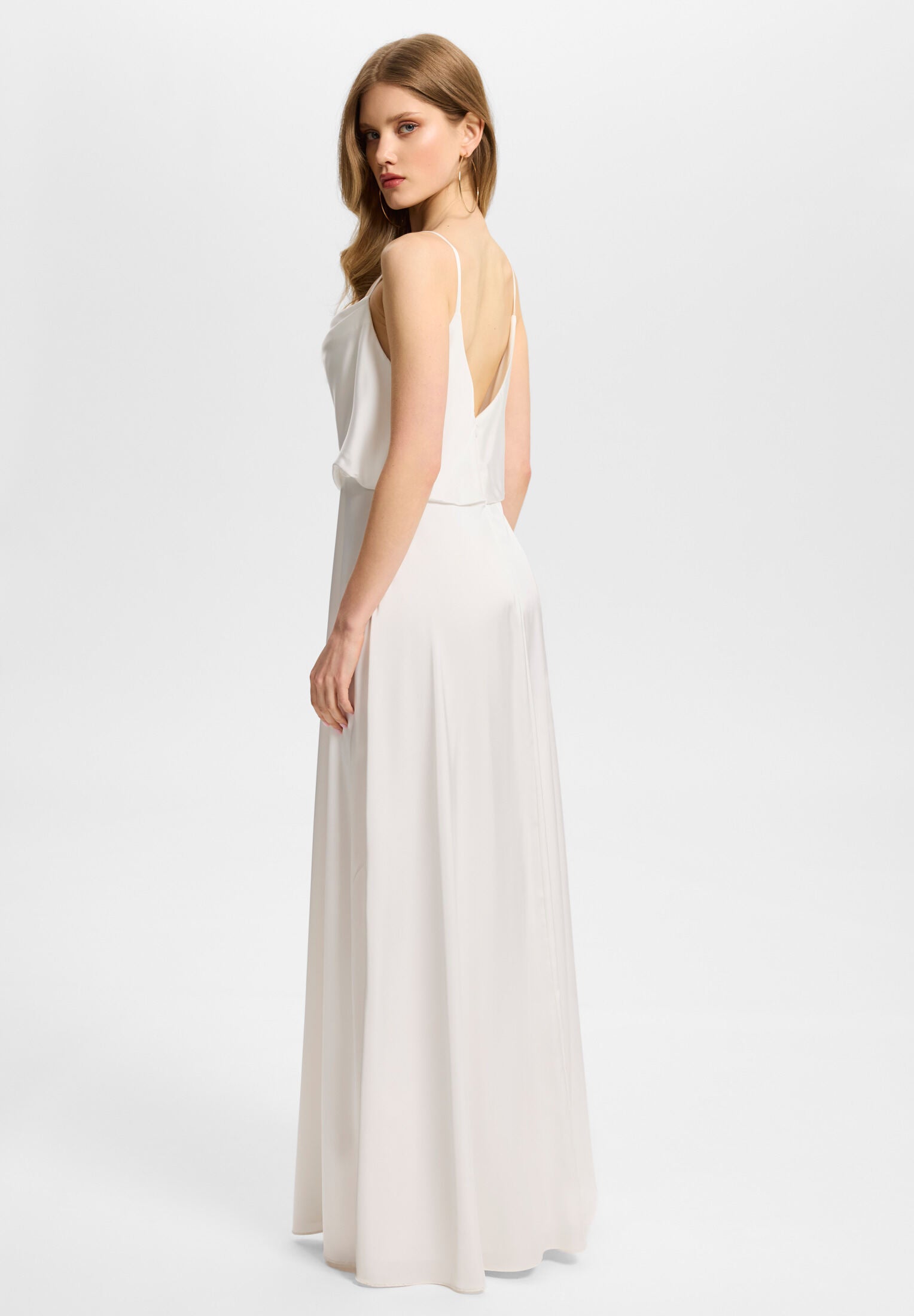 Abendkleid aus Satin mit angedeutetem Wasserfallausschnitt