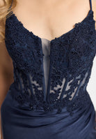 Bodycon Kleid mit Spitzenstickerei und Beinschlitz