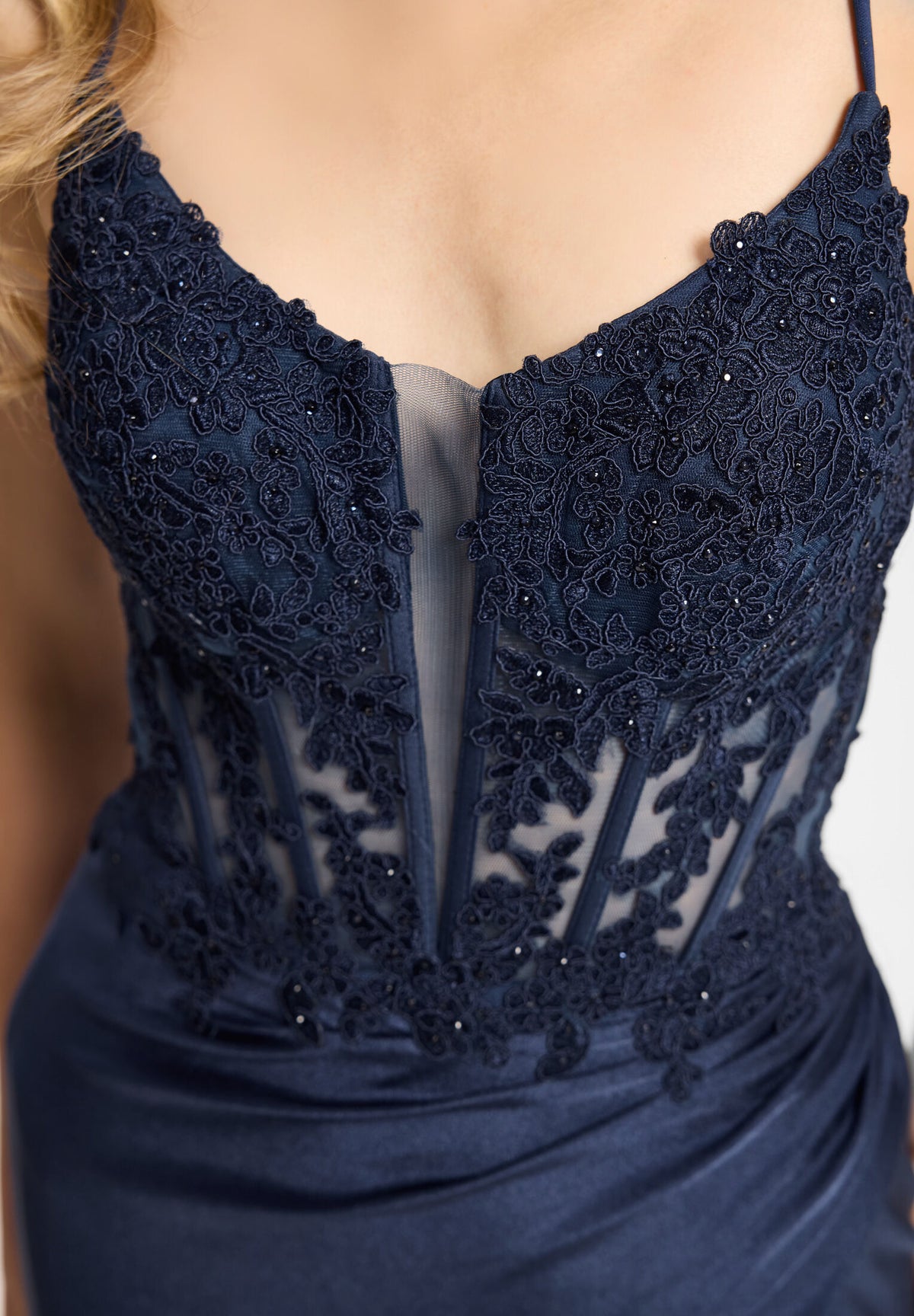 Bodycon Kleid mit Spitzenstickerei und Beinschlitz