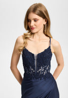 Bodycon Kleid mit Spitzenstickerei und Beinschlitz