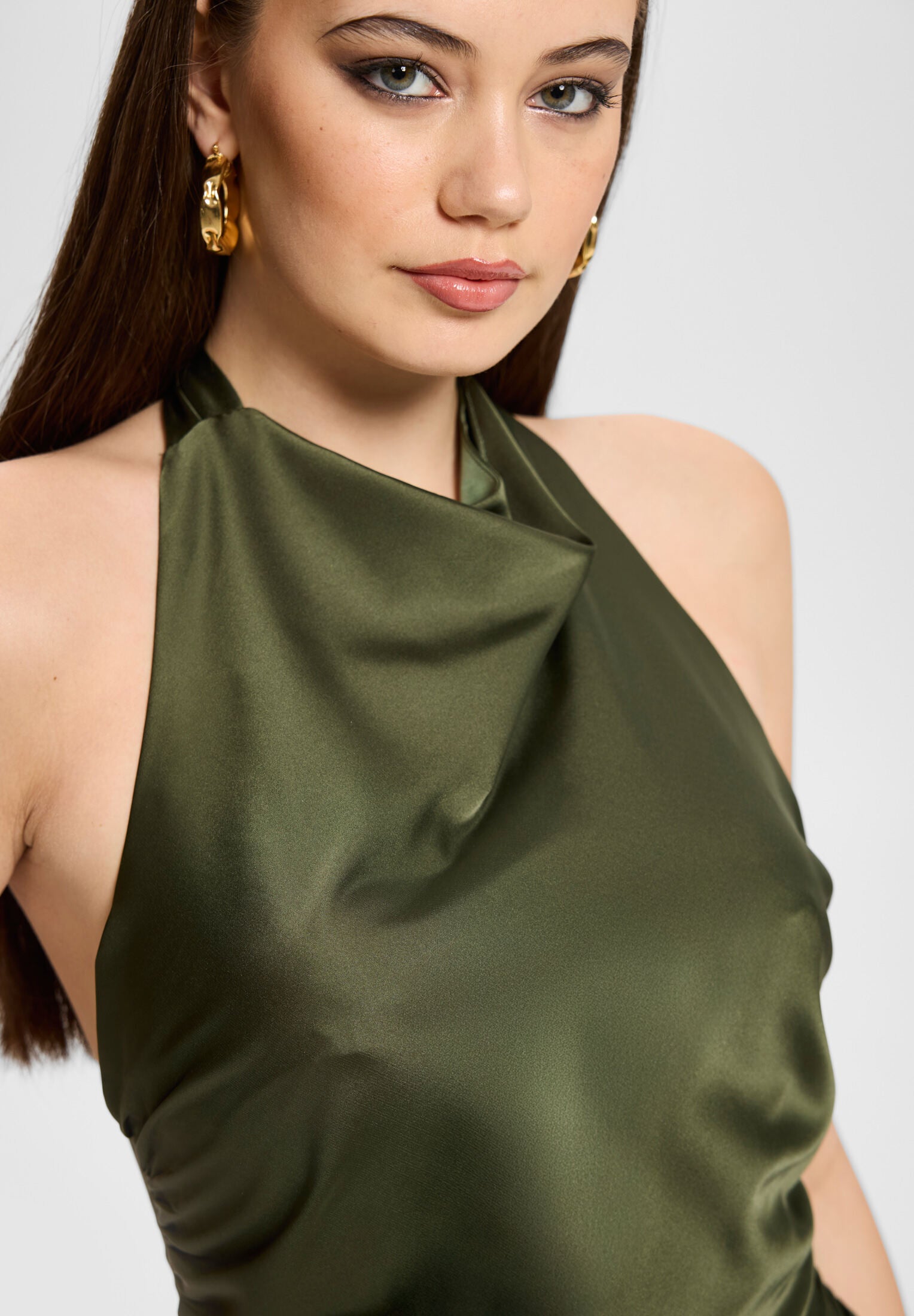 Midikleid aus Satin mit Rückenausschnitt