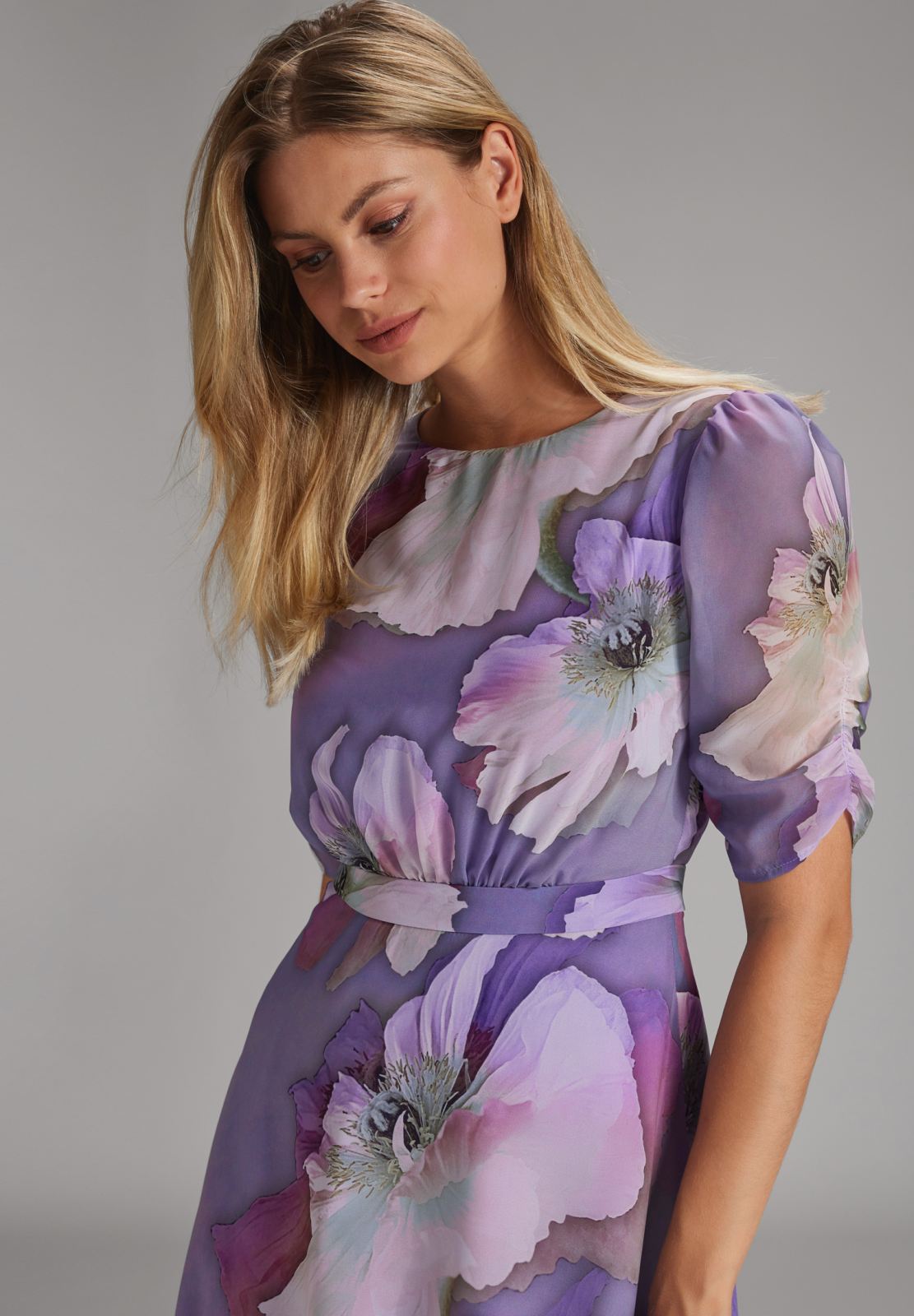 Blumiges Chiffonkleid mit Raffärmeln