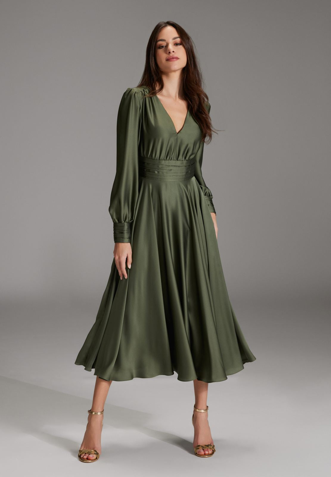 Midi Kleid aus nachhaltigem Satin mit Raffdetails summernight green
