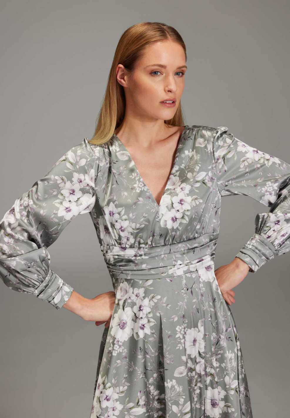 Abendkleid mit aus floral bedrucktem Satin mit Raffdetails