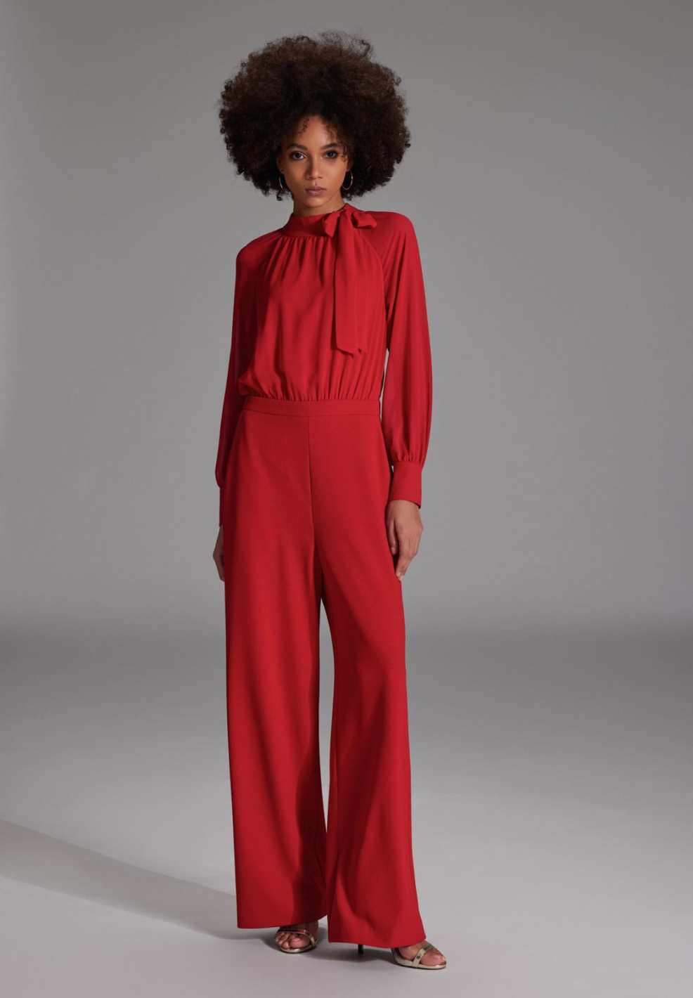 Langärmeliger Jumpsuit mit Schluppe aus Crepe Jersey und Chiffon Mix chili red