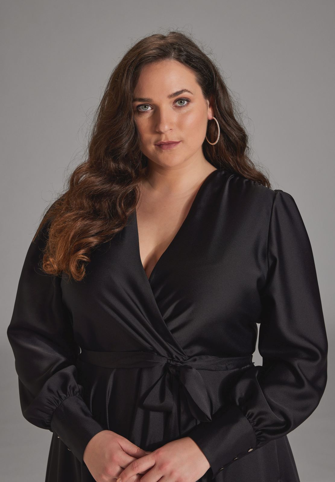 Cocktailkleid aus Satin mit breiten Manschetten, Wickel Oberteil und Tellerrock