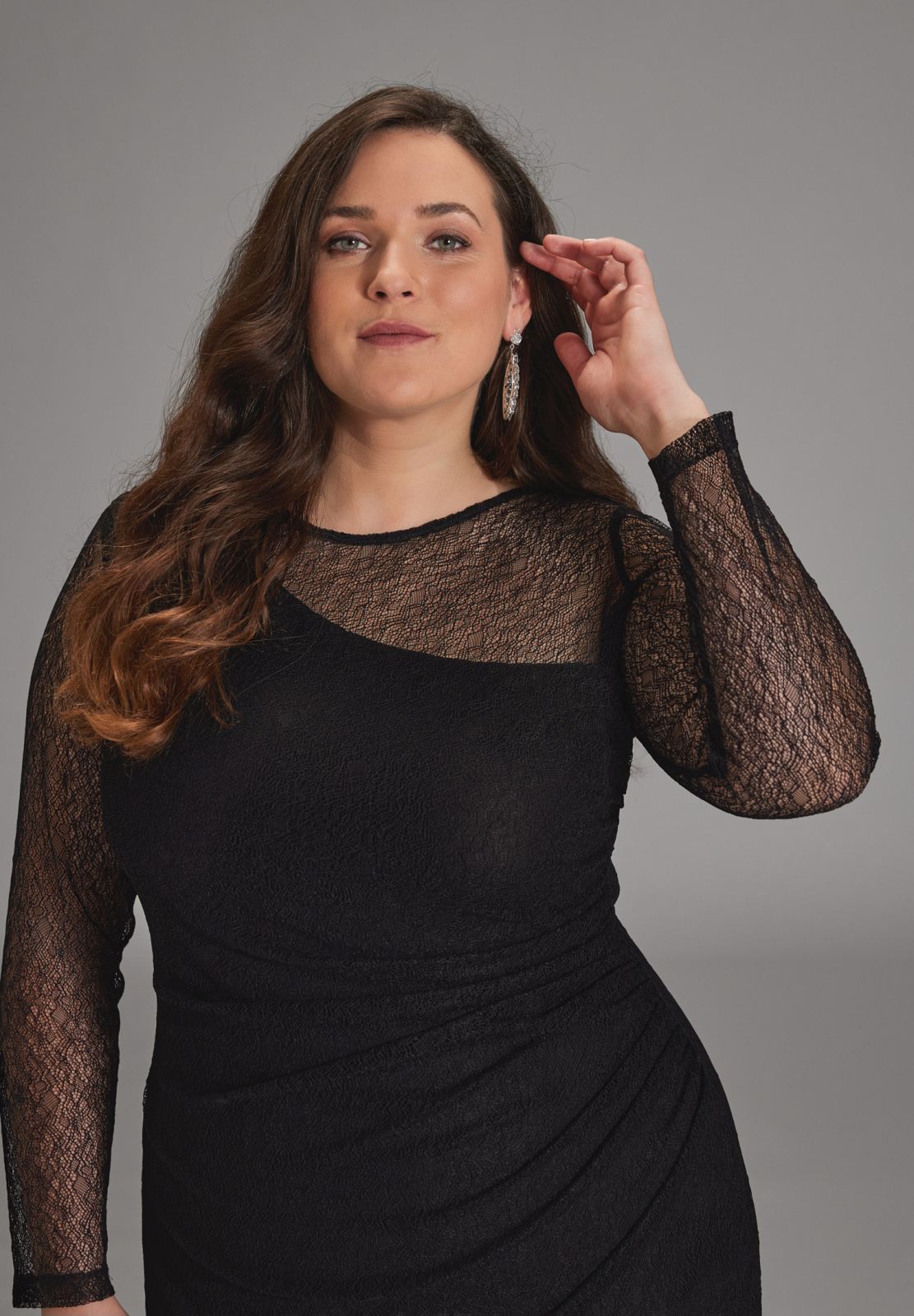 Midi Kleid aus feiner Spitze mit Transparenz und seitlicher Drapierung