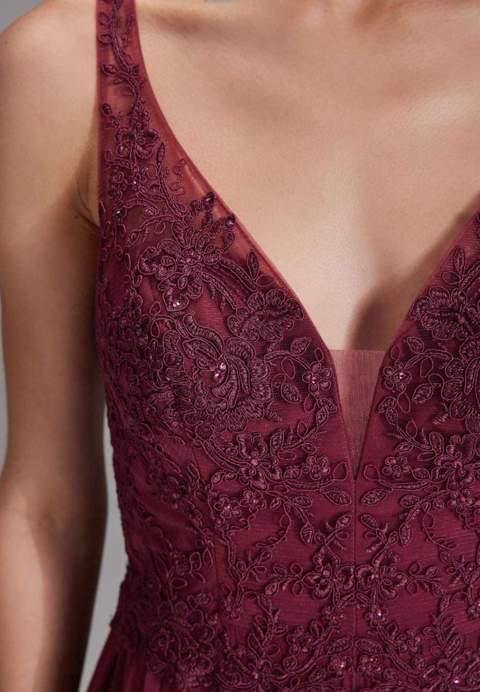 Chiffonkleid mit Spitzenstickerei