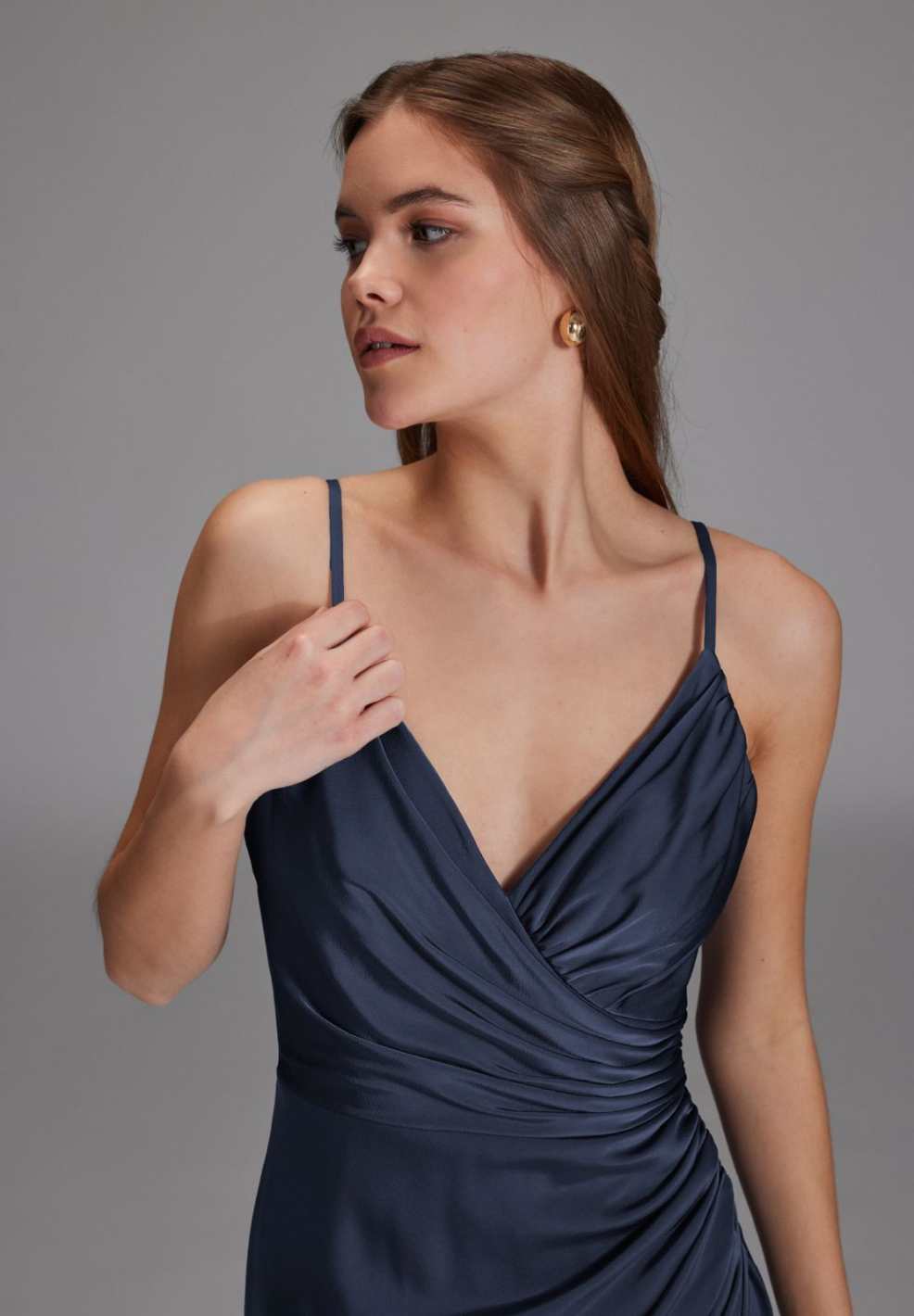 Figurbetontes Satinkleid mit Raffungen