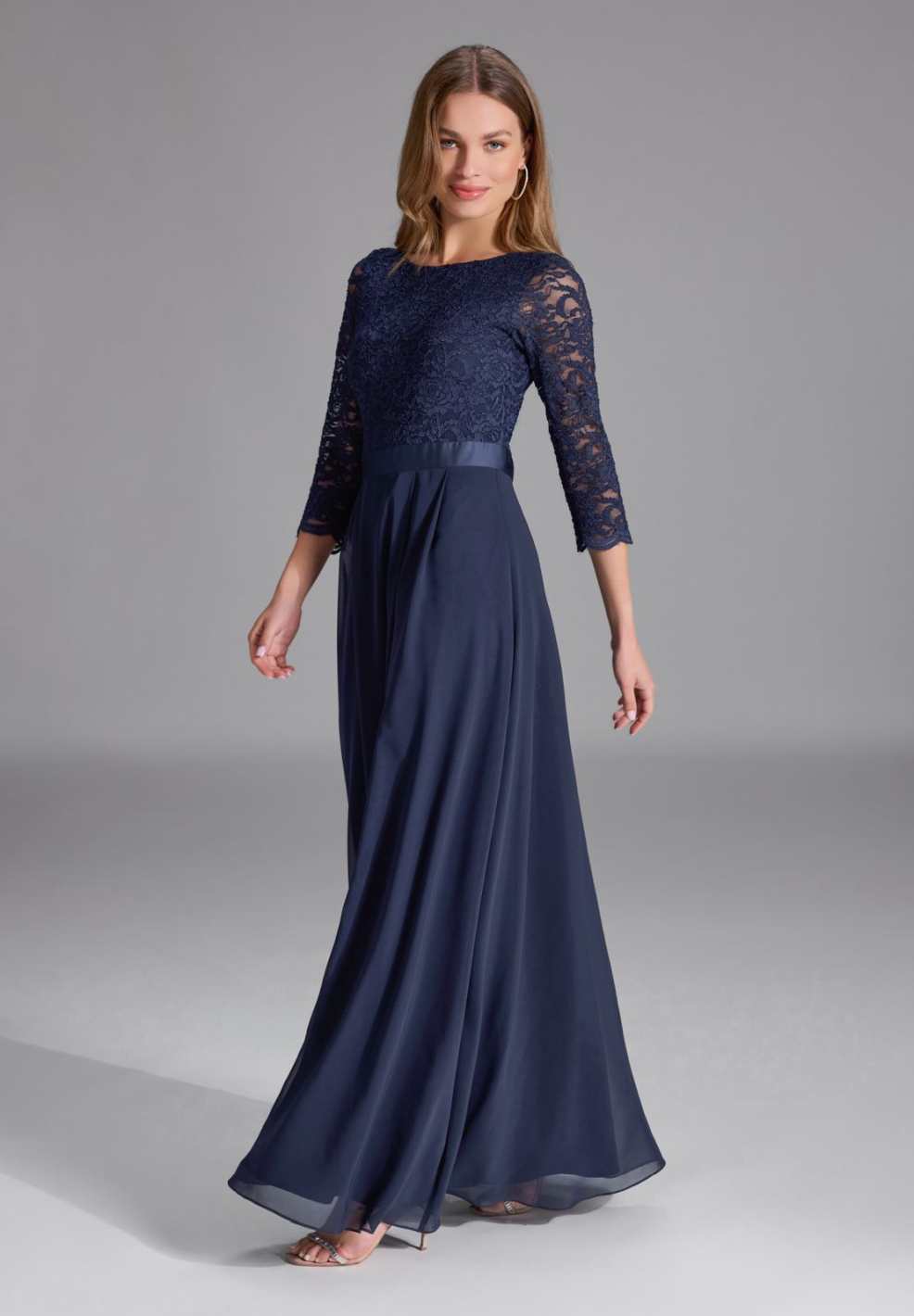 Abendkleid aus Spitze und Chiffon mit ¾ Arm