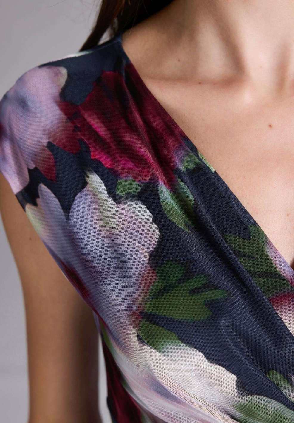 Etuikleid mit Wickel-Ausschnitt aus bedrucktem Mesh