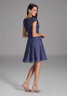 Kleid mit paillettenbesetztem Spitzenoberteil