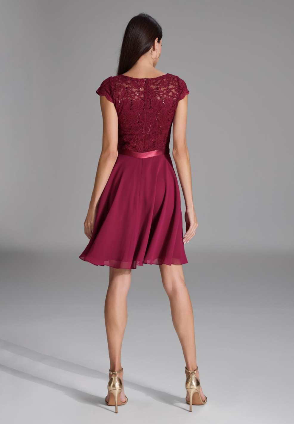 Kleid mit paillettenbesetztem Spitzenoberteil