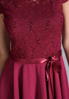 Kleid mit paillettenbesetztem Spitzenoberteil