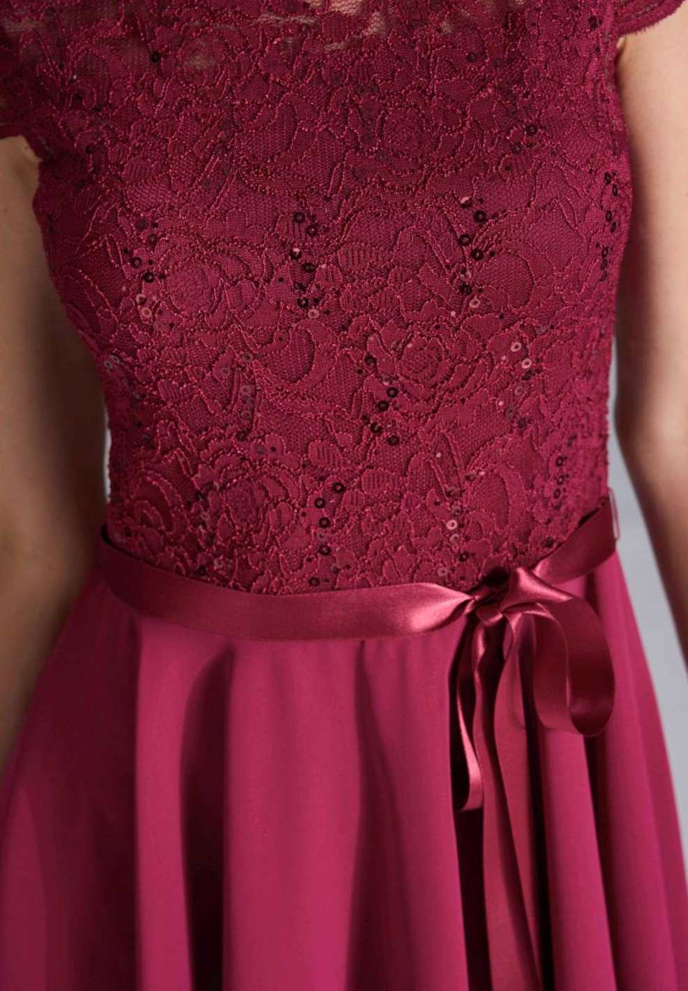 Kleid mit paillettenbesetztem Spitzenoberteil
