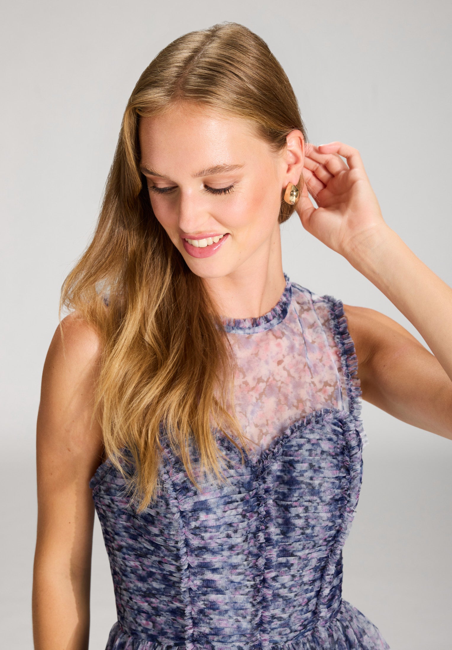 Printkleid aus Tüll mit Rüschendetails