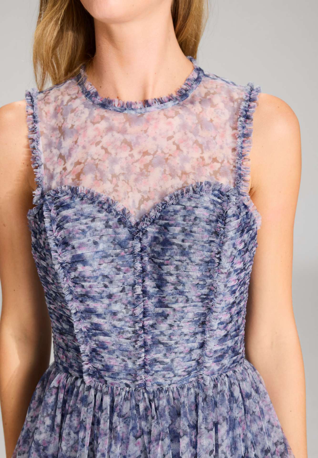 Printkleid aus Tüll mit Rüschendetails