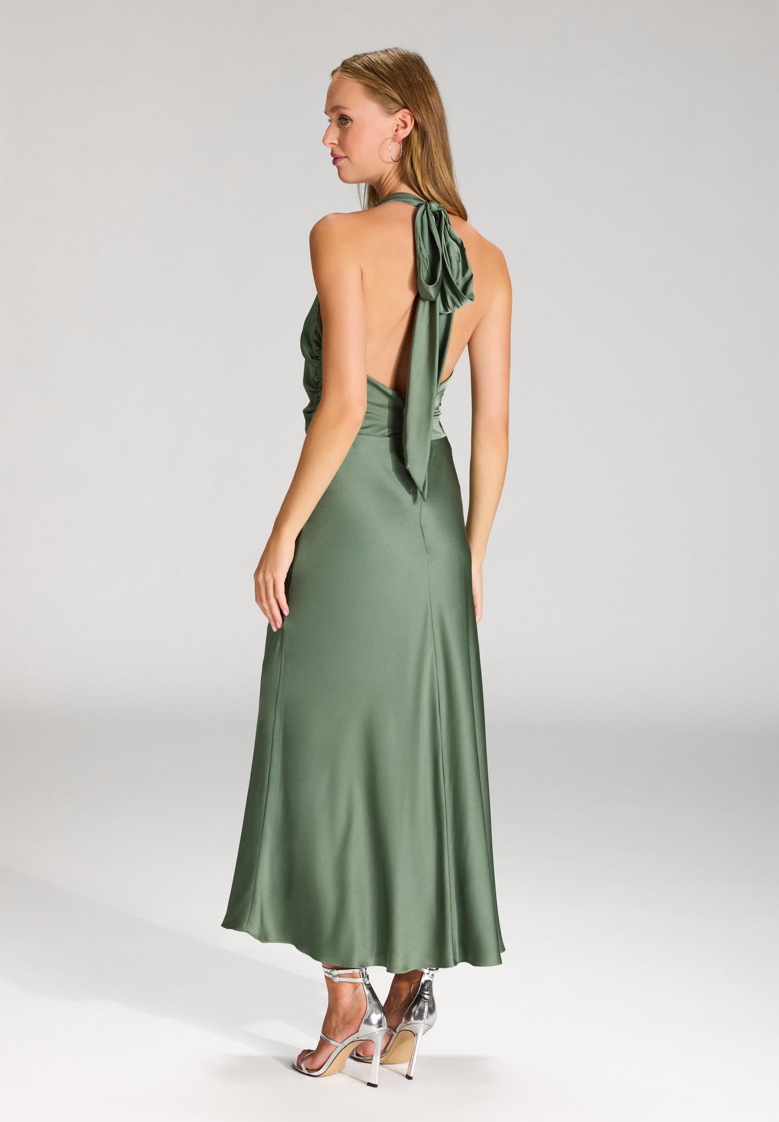 Midikleid aus Satin mit Rückenausschnitt